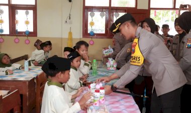 Jumat-Berkah,-Polres-Jember-Berbagi-Makanan-Bergizi-Untuk-Pelajar-Sekolah-Dasar