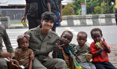 Dukung-Tumbuh-Kembang-Anak-Papua,-Personel-Ops-Damai-Cartenz-2025-Berbagi-Susu-Kotak-di-Mimika