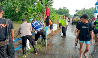 Tanggap-Bencana,-Polisi-Bersama-TNI-dan-Warga-Bersihkan-Sampah-di-Aliran-Sungai-Kali-Ulo-Magetan