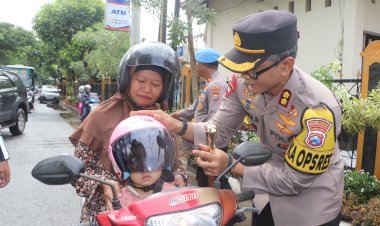 Operasi-Keselamatan-Semeru,-Polres-Trenggalek-Bagi-bagi-Helm-Gratis