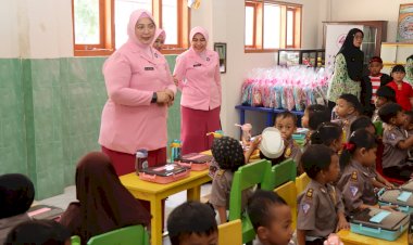 Sukseskan-MBG,-Ketua-YKB-Jatim-Berbagi-Makan-Bergizi-di-TK-Kemala-Bhayangkari-78-Pamekasan