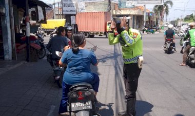 Operasi-Keselamatan-Semeru-2025,-Lantas-Polsek-Gedangan-Edukasi-Tertib-Berlalu-Lintas