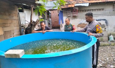 Bhabinkamtibmas-Desa-Wedi-Dampingi-Warga-Budidaya-Ikan-Lele