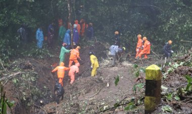 Gotong-Royong-Polisi-Bersama-TNI-dan-BPBD-Tangani-Longsor-di-Pacet-Mojokerto