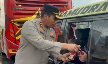 Pantau-Arus-Balik-Lebaran-di-Mengkreng,-Kapolres-Kediri-Berbagi-Minuman-Untuk-Pengguna-Jalan