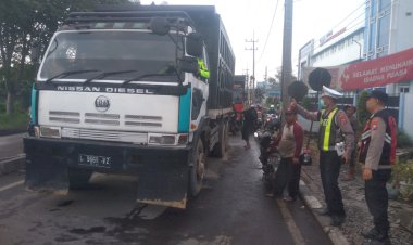 Masyarakat-Laporkan-ke-110-Kemacetan-Arus-Lalin,-Polisi-Sigap-Datangi-Lokasi