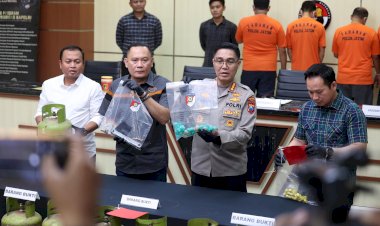 Polda-Jatim-Berhasil-Bongkar-Sindikat-Pengoplos-LPG-Subsidi-di-Malang,-4-Orang-Ditetapkan-Sebagai-Tersangka