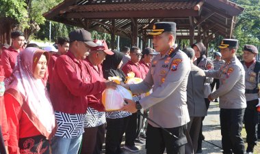 Polresta-Banyuwangi-Salurkan-1.500-Paket-Sembako-Jelang-Hari-Bhayangkara-ke-79