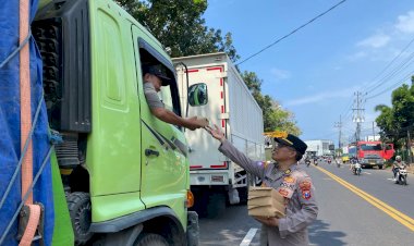 Polisi-Peduli-:-Polresta-Banyuwangi-Berbagi-Nasi-Kotak-untuk-Sopir-Truk-di-Jalur-Pelabuhan-Ketapang