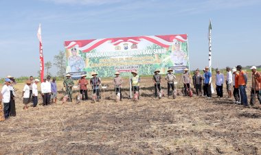 Dukung-Ketahanan-Pangan-Nasional,-Polres-Lamongan-Tanam-Jagung-di-Lahan-Baku-Desa-Kedali