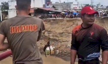 Brimob-Aceh-Pasang-Tali-Sling-pada-Jembatan-Putus-dan-Geser-Speed-Boat-untuk-Mendukung-Mobilitas-Warga-di-Bireuen