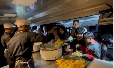 Dapur-Lapangan-Brimob-Suplai-Bantuan-Makanan-untuk-Korban-Banjir-di-Aceh-Tamiang