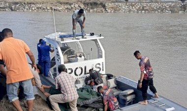 Polri-Siagakan-Swam-Boat-di-Kutablang-Bireuen,-Bantu-Mobilitas-Warga-Pascabencana