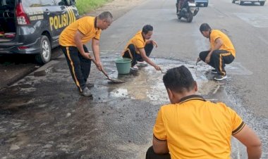 Operasi-Keselamatan-Semeru-2026-Polresta-Sidoarjo-Tambal-Jalan-Berlubang