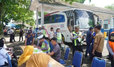 Operasi-Keselamatan-Semeru-Polres-Malang-Gelar-Ramp-Check-dan-Tes-Urine-Awak-Bus