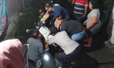 Respons-Cepat-Laporan-Masyarakat,-Polsek-Gedangan-Evakuasi-Motor-di-Parit-Desa-Tebel