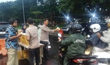 Polsek-Waru-Berbagi-Takjil-Gratis,-Pererat-Silaturahmi-dengan-Masyarakat