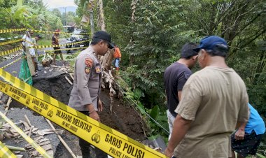 Pasang-Police-Line-Polres-Lumajang-Tangani-Longsor-di-Tempursari-Kendaraan-Berat-Dilarang-Melintas