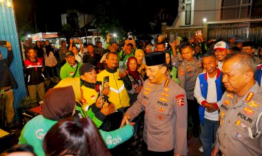 Momen-Kapolri-Interaksi-Serap-Aspirasi-Ojol-di-Kedai-Ado-Presisi