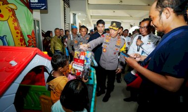 Tinjau-Stasiun-Surabaya-Gubeng,-Kapolri-Instruksikan-Beri-Pelayanan-Maksimal-ke-Pemudik