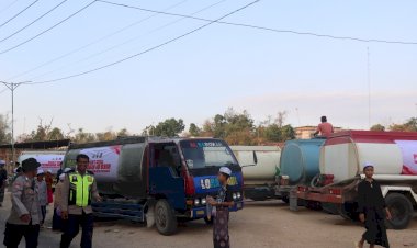 Tanggap-Kemarau-Panjang,-Polres-Sampang-Distribusikan-120-Ribu-Liter-Air-Bersih