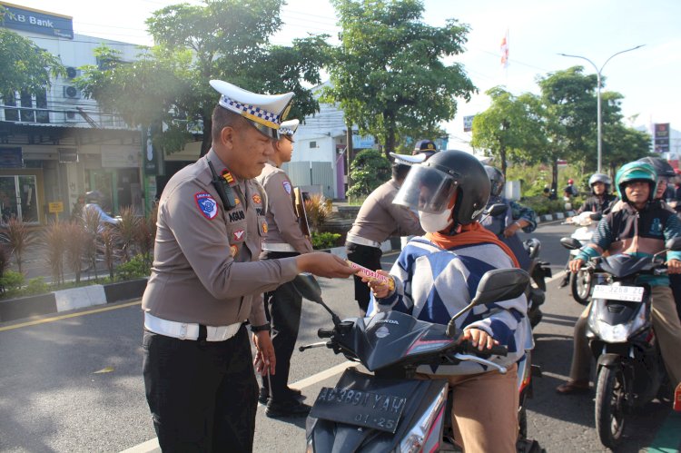 Momen Valentine, Polres Trenggalek Sosialisasi Tertib Lalin dengan Bag-bagi Coklat dan Boneka