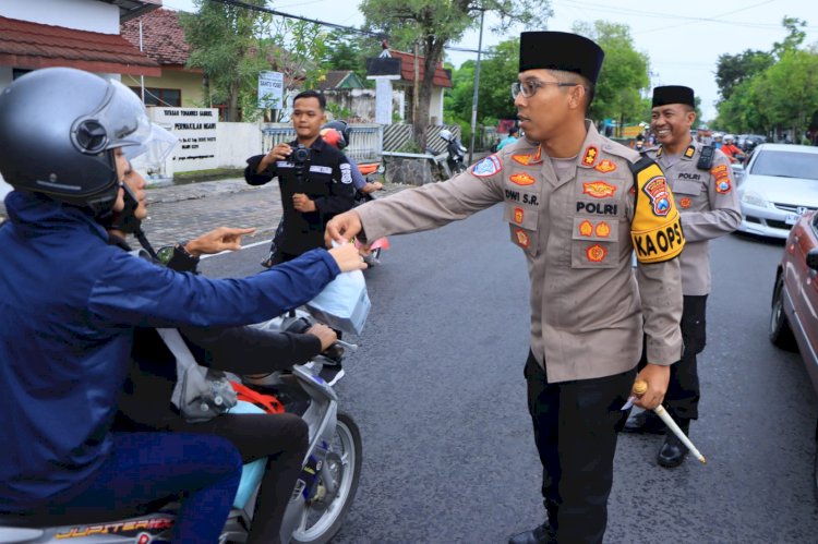 Berbagi Takjil Polres Ngawi Sosialisasikan Hotline 110 untuk Mudik Aman