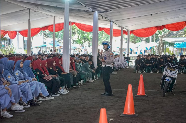 Polres Jember Gelar 'Pondok Pesantren Road Safety' Ajak Santri Jadi Pelopor Tertib Lalu Lintas