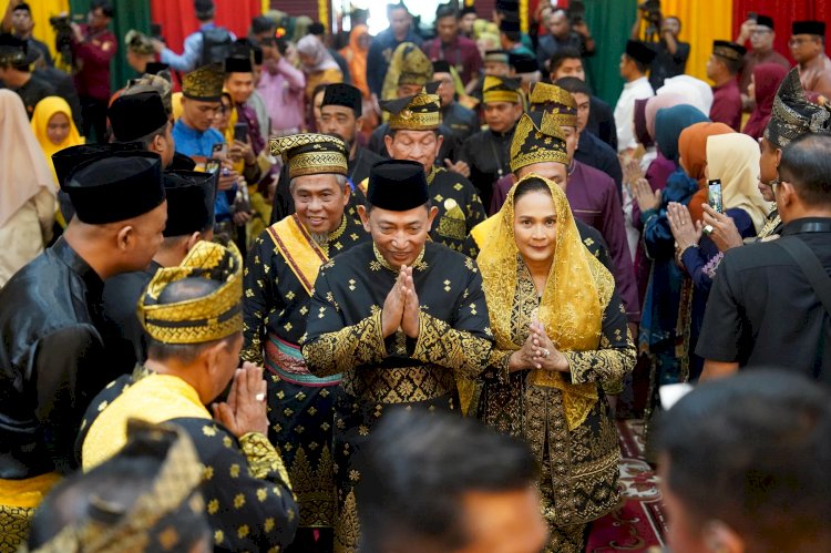 Kapolri Terima Anugerah Adat Ingatan Budi dari LAM Riau: Simbol Kehormatan, Amanah Moral, dan Komitmen Kebangsaan
