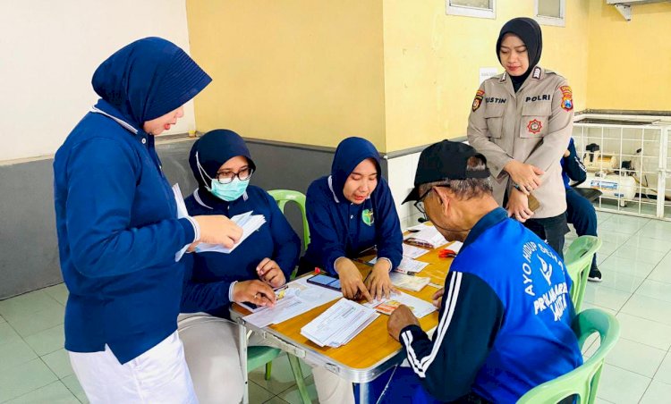 Jelang HUT ke-77: Polwan Polresta Malang Kota Gelar Bakti Kesehatan Gratis untuk Lansia