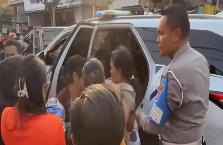 Tindakan Humanis Polantas Pengawal Gubernur Jatim Tolong Ibu Akan Melahirkan di Jalan