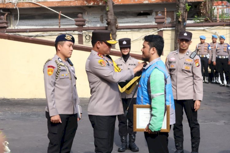 Kapolda Metro Jaya Beri Penghargaan Anggota Ojol Kamtibmas yang Berhasil Ungkap Curanmor di Cakung