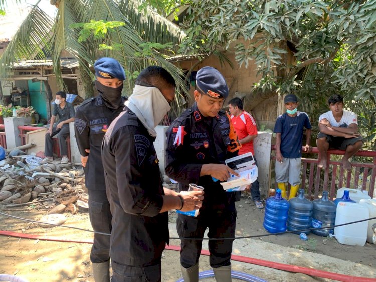 Polri Salurkan Air Bersih dan Bagikan Masker untuk Warga Terdampak Banjir di Nagan Raya