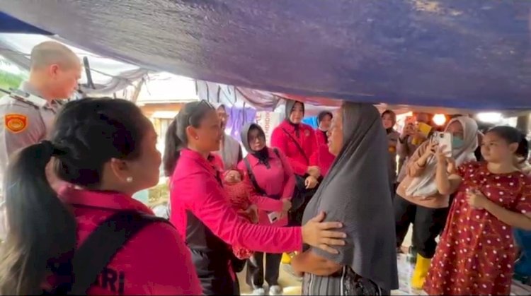 Ketum Bhayangkari Beri Bantuan di Pengungsian Aceh Tamiang, Hibur dan Kuatkan Korban