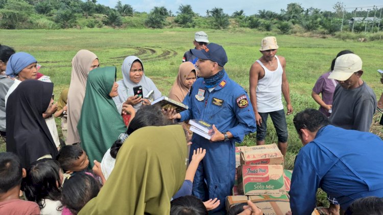 Pilot dan Kru Helikopter Salurkan Amanah Al-Qur’an untuk Anak-Anak Terdampak Banjir di Aceh Tamiang