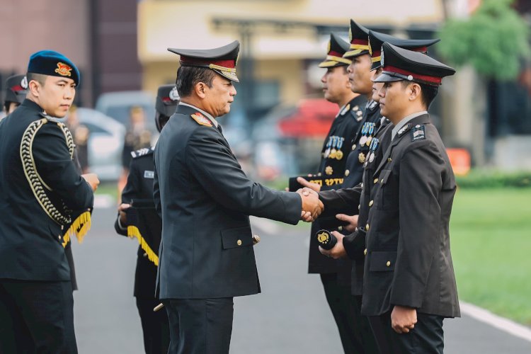 Kapolda Jatim Anugerahkan Tanda Kehormatan kepada Ribuan Personel