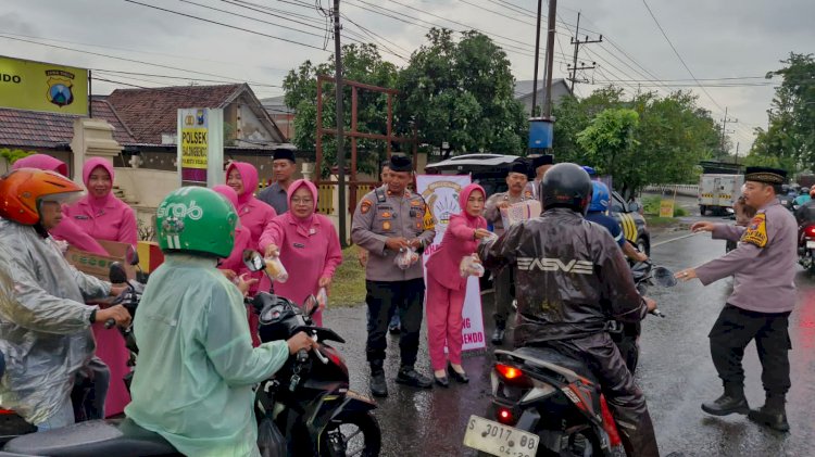 Polsek Balongbendo dan Bhayangkari Bagikan 400 Paket Takjil ke Pengguna Jalan