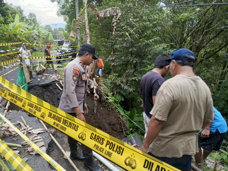 Pasang Police Line Polres Lumajang Tangani Longsor di Tempursari Kendaraan Berat Dilarang Melintas