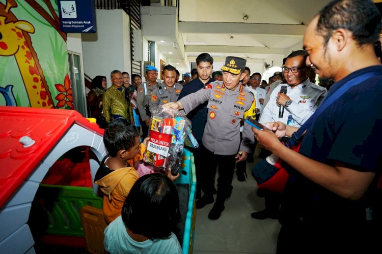 Tinjau Stasiun Surabaya Gubeng, Kapolri Instruksikan Beri Pelayanan Maksimal ke Pemudik
