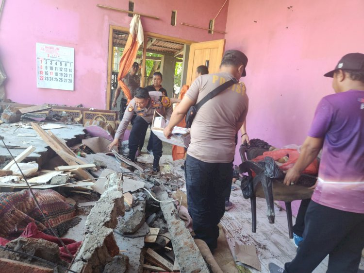Gotong Royong, Kapolsek Gedangan Pimpin Kerja Bakti Bersihkan Rumah Warga